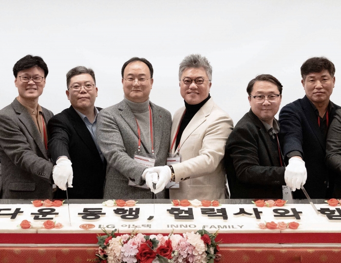 문혁수 LG이노텍 대표(왼쪽에서 세번째)가 22일 서울 마곡 LG사이언스파크에서 열린 '2024 동반성장 상생데이'에서 주재철 ㈜에이피텍 협력사 대표(왼쪽에서 네번째) 등과 함께 떡케이크를 자르고 있다. 사진=LG이노텍 제공