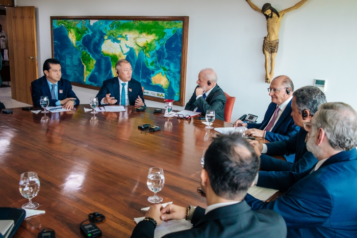 정의선(왼쪽 두 번째) 회장이 룰라 대통령(왼쪽 세 번째), 제랄도 알크민 부통령(왼쪽 네 번째) 등 브라질 정부 관계자들과 면담하고 있다. 사진 = 현대차그룹 제공