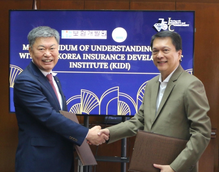 허창언 보험개발원 원장(왼쪽)이 필리핀 보험감독위원회(IC)에서 업무협약을 체결하는 모습. 사진=보험개발원 제공