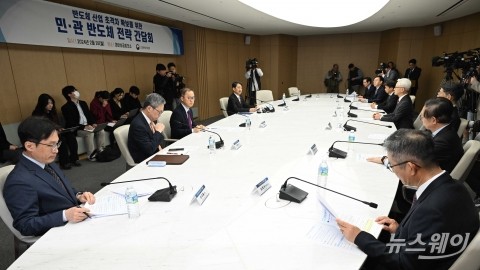 안덕근 장관, &quot;정부와 반도체 기업 원팀···수출 1천200억 달러 달성하자&quot;