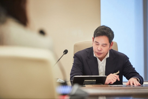 정용진, 회장 승진 후 첫 계열사 사장단 회의···&quot;더 열심히 하겠다&quot;
