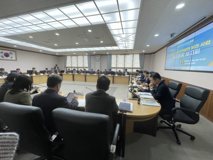 함평군이 26일 이상익 군수 주재로 함평 미래 지역발전 비전사업 추진현황을 점검하는 보고회를 개최하고 있다.
