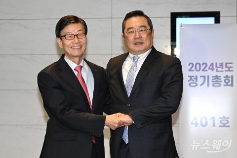 악수하는 윤진식 신임 회장·구자열 전임 회장
