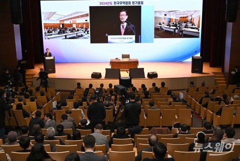 '경제관료 출신' 윤진식 무협 회장 취임...&quot;韓 무역 활력 되찾겠다&quot;