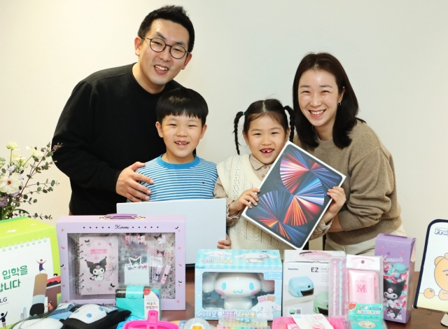 LG이노텍, 임직원 자녀에 초등학교 입학 선물 전달