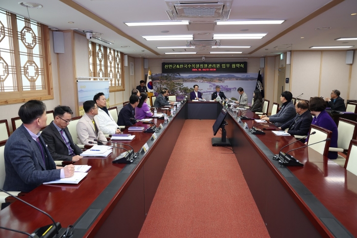 신안군과 한국수목원정원관리원이 28일 정원 문화 활성화 및 공동 발전을 위한 업무 협약을 체결하고 있다.