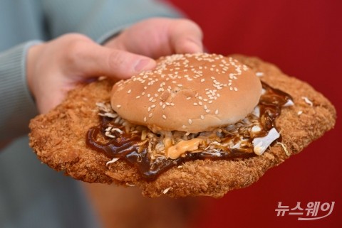 두손에 잡히는 롯데리아 한정판 '왕돈까스버거' 출시