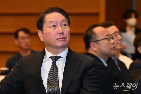 최태원 대한상의 회장 &quot;반도체 롤러코스터 계속될 것&quot;
