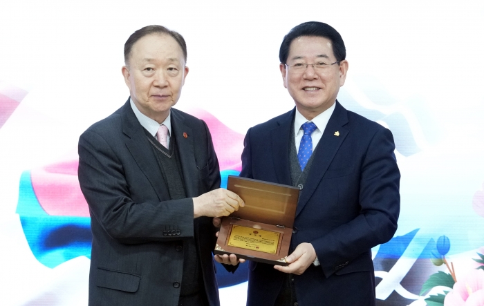 김영록 전라남도지사가 5일 도청 서재필실에서 열린 '독립운동 미서훈자 발굴 및 서훈신청 설명회'에서 광역지자체 최초로 시작한 전남 독립운동 미서훈자 발굴사업이 전국적인 독립운동가 발굴에 대한 관심이 확대됨에 따른 공로로 광복회 김능진 부회장으로부터 감사패를 받고 있다.