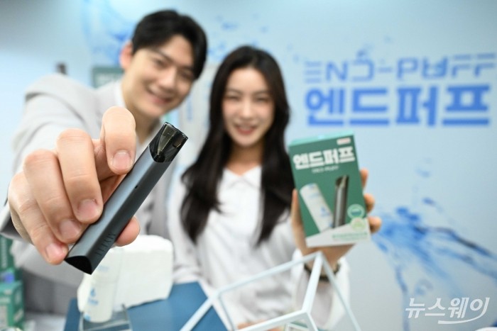 HR메디컬이 6일 오전 서울 중구 한국프레스센터에서 흡연습관개선보조제 '엔드퍼프' 신제품을 소개하고 있다. 사진=강민석 기자 kms@newsway.co.kr