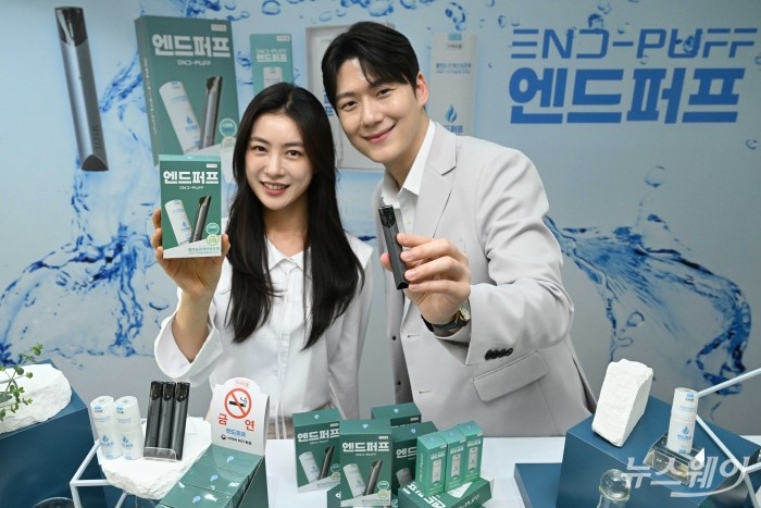 HR메디컬이 6일 오전 서울 중구 한국프레스센터에서 흡연습관개선보조제 '엔드퍼프' 신제품을 소개하고 있다. 사진=강민석 기자 kms@newsway.co.kr