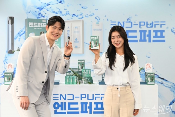 HR메디컬이 6일 오전 서울 중구 한국프레스센터에서 흡연습관개선보조제 '엔드퍼프' 신제품을 소개하고 있다. 사진=강민석 기자 kms@newsway.co.kr