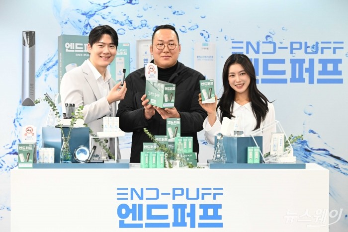 (중앙)조득상 HR메디컬 대표이사가 6일 오전 서울 중구 한국프레스센터에서 흡연습관개선보조제 '엔드퍼프' 신제품을 소개하고 있다. 사진=강민석 기자 kms@newsway.co.kr
