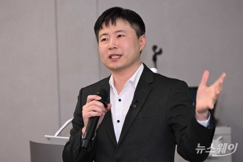 포스코DX '인공지능전환' 확산 주제 발표하는 윤일용 AI기술센터장