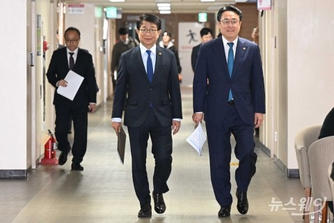 항공·해운·물류 발전방안 관련 민생토론회 발표 향하는 박상우·강도형 장관