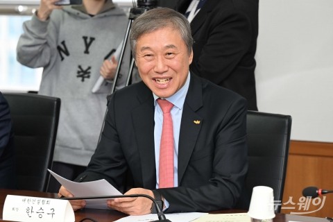 취임 후 첫 간담회 참석해 미소 짓는 한승구 대한건설협회장