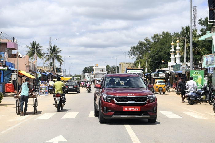 기아 셀토스가 인도 시내도로를 주행하고 있다. 사진=기아 제공