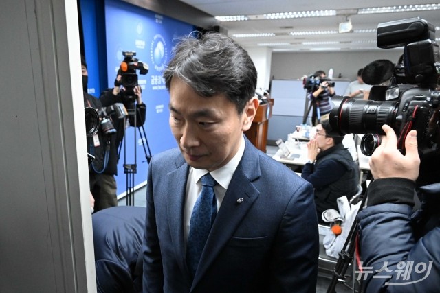 '홍콩 H지수 ELS 검사결과' 관련 기자회견장 나서는 이복현 금감원장