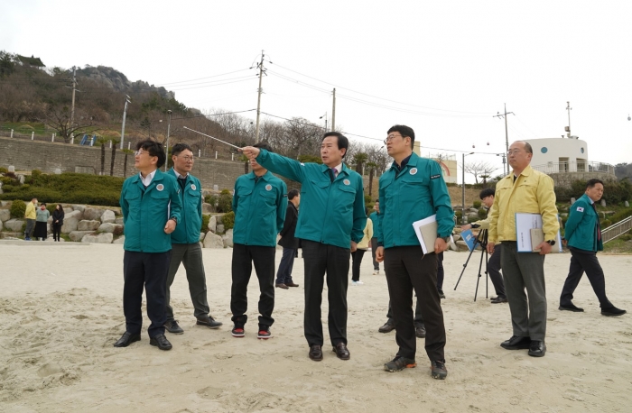 박홍률 목포시장이 11일 새롭게 단장된 유달유원지의 관련시설을 둘러보고 있다.
