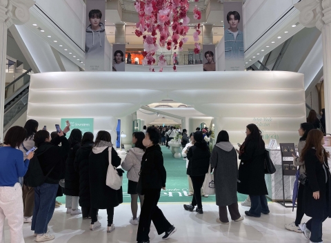 신세계百 강남점, '세븐틴' 팝업스토어 시즌2 열어
