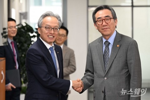 한국중견기업연합회서 악수 나누는 조태열 장관·최진식 회장