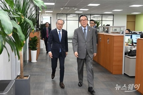 내빈실 향하는 조태열 장관·최진식 회장···'해외시장 진출 확대' 논의