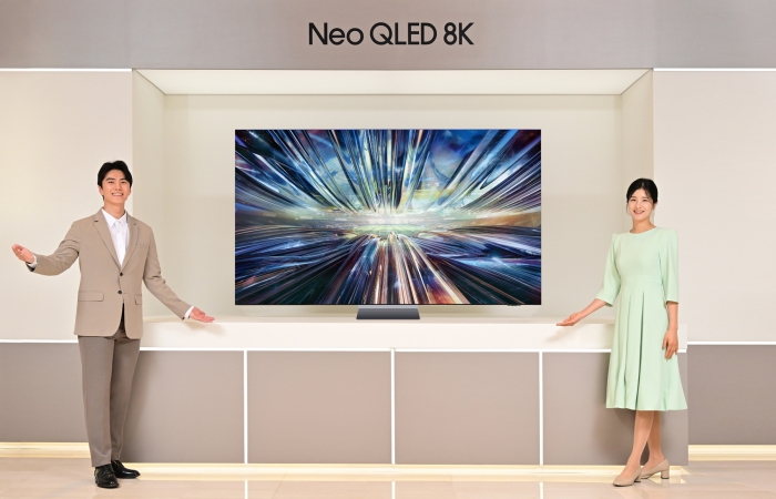 삼성전자 모델이 역대급 성능의 '3세대 AI 8K 프로세서'를 탑재한 2024년형 Neo QLED 8K TV 신제품을 소개하고 있다. 사진=삼성전자 제공