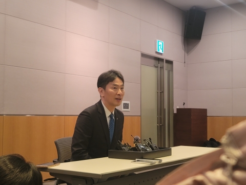 '홍콩 ELS 사태' 고개 숙여 사과한 이복현 금감원장, &quot;유감스럽고 송구하다&quot;