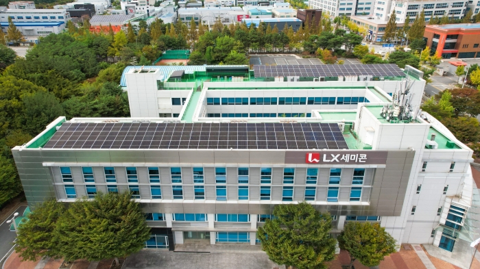 LX세미콘이 탄소중립 목표를 달성하기 위해 한국형 RE100(K-RE100)에 가입했다. K-RE100 이행 방안으로 LX세미콘 대전캠퍼스에 100kW급 태양광 발전 시설을 설치했다. 사진=LX세미콘 제공