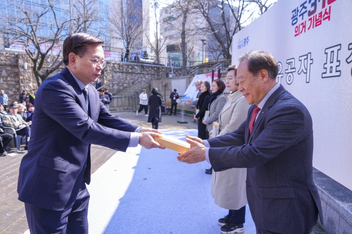 고광완 광주광역시행정부시장이 15일 오전 동구 금남로공원 광장에서 열린 '제64주년 광주3‧15의거 기념식'에 참석해 유공자 표창을 하고 있다.