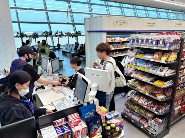 CU, 해외여행객 증가 효과 톡톡··· 인천공항 편의점 매출 '쑥'