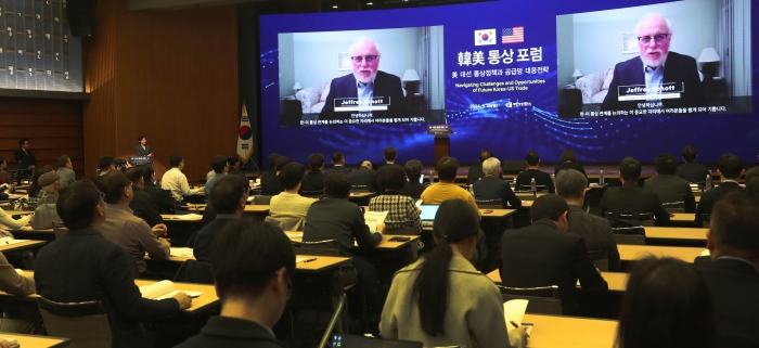 제프리 숏 피터슨 국제경제연구소 시니어 펠로우가 미국 대선 후보 '통상공약 분석 및 전망'이라는 주제로 온라인강연을 하고 있다. 사진=대한상의 제공