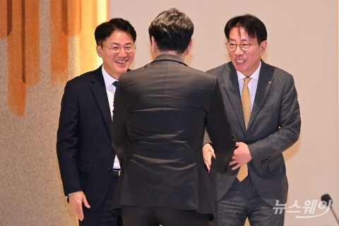 만찬장에서 대화 나누는 이복현·이석용·이재근