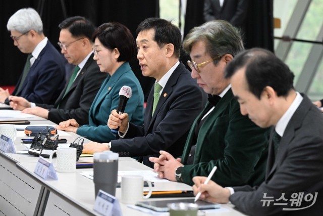 '기후위기 대응을 위한 금융지원 확대방안' 모두 발언 하는 김주현 위원장