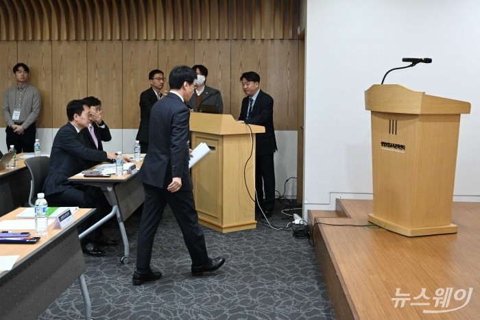 김철주 생명보험협회장이 19일 오전 서울 종로구 생명보험교육문화센터에서 열린 생명보험협회 2024 기자간담회에서 인사말을 하기 위해 연단으로 오르고 있다. 사진=강민석 기자 kms@newsway.co.kr