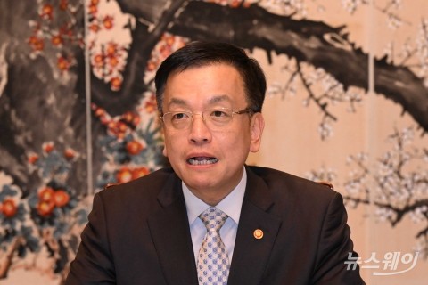 최상목 부총리 &quot;기업들, 주주 환원 확대 참여 유도 할 것&quot;