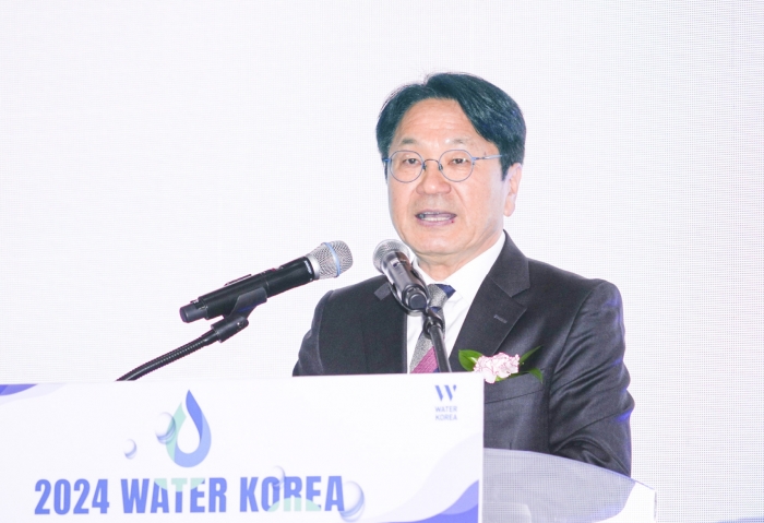 강기정 한국상하수도협회장(광주광역시장)이 20일 오전 대전컨벤션센터에서 열린 국제 물산업 박람회인 '2024 워터코리아(WATER KOREA)'에 참석해 개회사를 하고 있다.