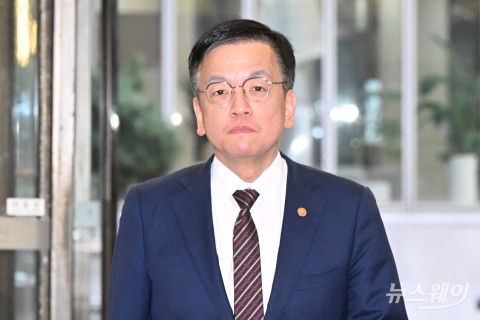 비상거시경제금융회의 향하는 최상목 부총리