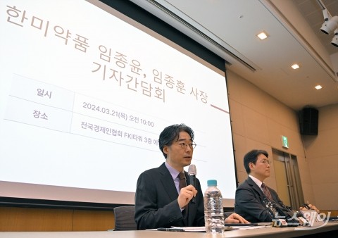 '키맨' 신동국 &quot;한미·OCI 통합 반대&quot;···한미사이언스 &quot;미래로 나아가야&quot;(종합)