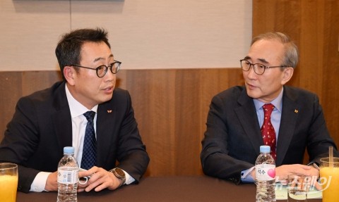대화 나누는 유영상 SK텔레콤·김영섭 KT 대표