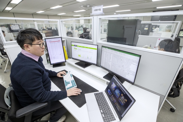 서울 광화문에 위치한 KT 고객센터에서 직원이 AI 클린 메시징 시스템으로 스팸 메시지를 분석하고 있다. 사진=KT 제공