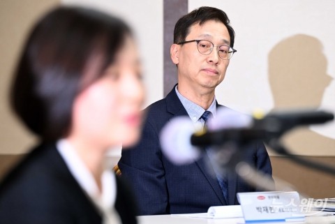 임주현 한미사이언스 사장 발언 경청하는 박재현 한미약품 대표