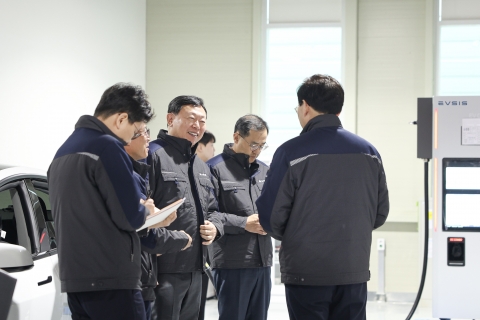 신동빈 롯데 회장, 현장 경영···이브이시스 스마트팩토리 방문