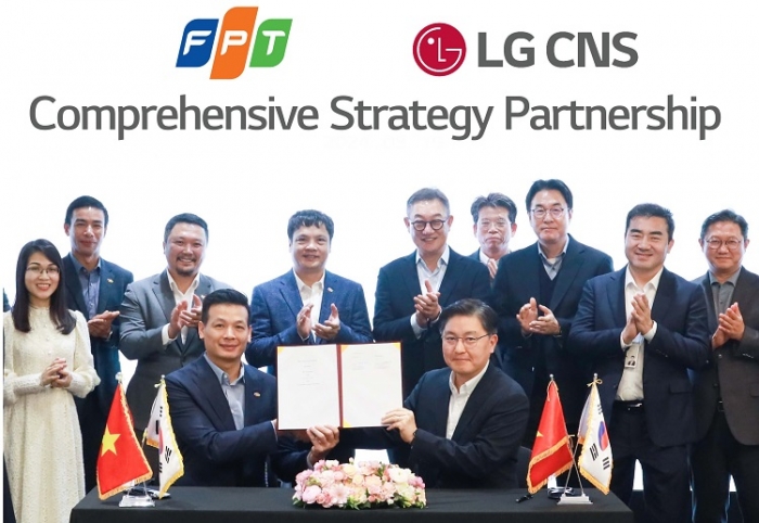 현신균 LG CNS 대표(오른쪽 다섯번째)와 응우옌 반 코아 FPT그룹 CEO(왼쪽 네번째) 등 관계자가 지켜보는 가운데 통신/유통/서비스사업부장 박상균 전무와 FPT그룹 부 아잉 뚜 CTO가 MOU를 체결하고 있다. 사진=LG CNS 제공