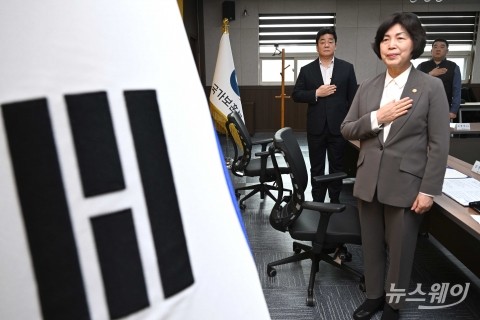서울지방보훈청에서 국민의례하는 강정애 장관·백종원 대표