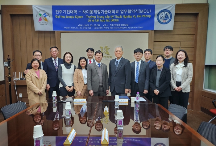 전주기전대학과 베트남 하이퐁 재정기술대학(TPC)이 25일 공동 학위과정 운영 및 재학생의 국제화 역량 강화를 위한 업무 협약을 체결하고 있다.