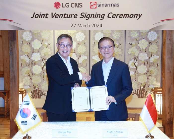 현신균 LG CNS 대표(왼쪽)와 프랭키 우스만 위자야 시나르마스 회장이 합작투자 계약을 체결하는 모습. 사진=LG CNS 제공
