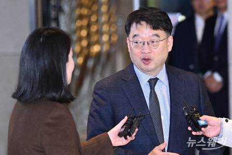 '합병 불발' 고개 숙인 이우현 회장 &quot;한미 형제와 협력 없다···사업다각화 시도&quot;