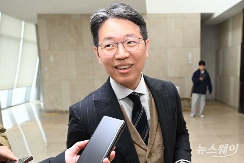 취재진 질문 듣고 미소 짓는 임종훈 전 한미약품 사장