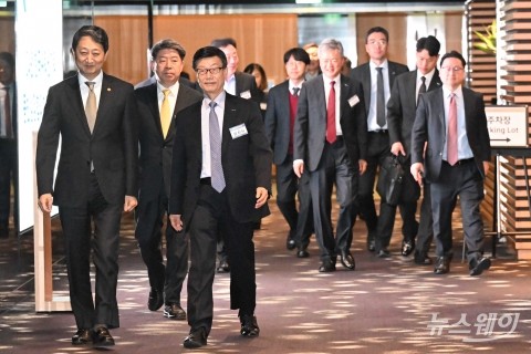 '무역협회 CEO 조찬회' 향하는 안덕근 장관·윤진식 협회장 外 내빈들